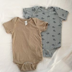 Kate Quinn Soft Ribbed Organic Cotton Onesies (18-24 mos) NWOT